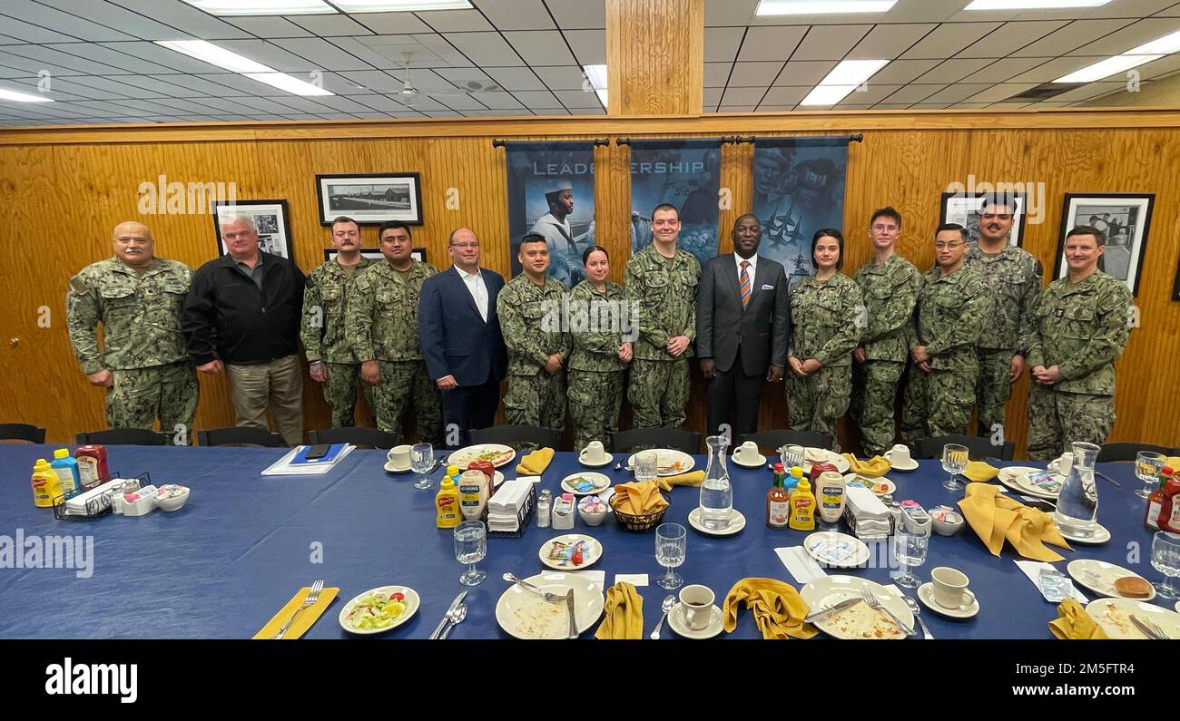 220315-N-JU575-6716 GRANDS LACS, ILLINOIS (15 mars 2022) la Coalition des marins des Grands Lacs contre les décisions destructrices (SCADD) pose pour une photo au cours d'un déjeuner avec le commandant Cmdr du Commandement de l'entraînement des systèmes de combat de surface des Grands Lacs (SCSTC GL). Shaun Fischer, chef de commandement principal du SCSTC GL, Nathan G. Hon, arrière. ADM. (RET.) Stephen C. Evans, M. David Traut et M. Steve Dorfman. Les marins de la SCADD font la promotion de choix positifs et développent un leadership en organisant des réseaux sociaux locaux, en facilitant la discussion, en produisant des messages visuels, en favorisant la participation communautaire et en accueillant des recréationa Banque D'Images