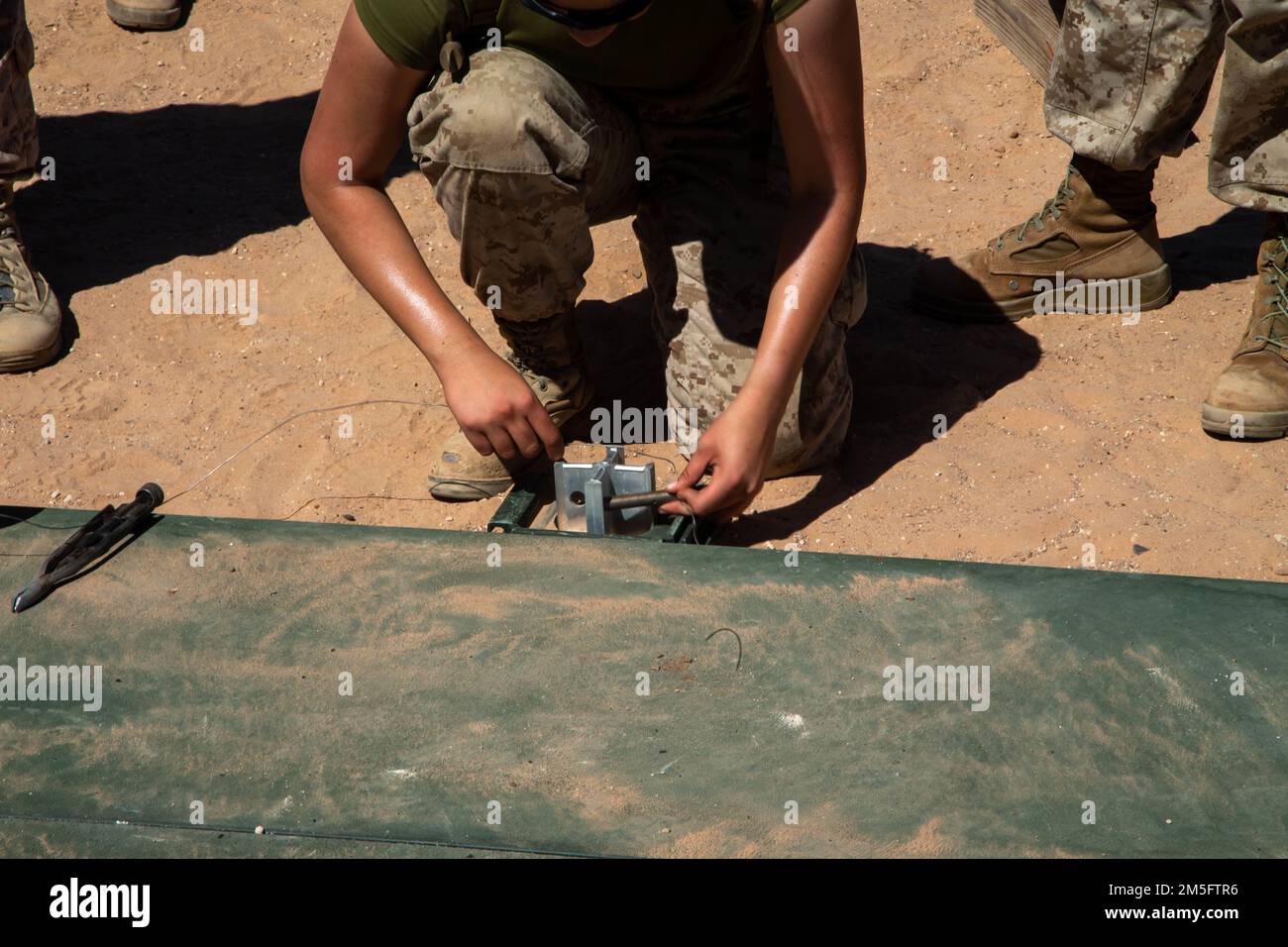 ÉTATS-UNIS Le caporal Alexandria Mendez-Manzo du corps maritime, de Coachella, en Californie, avec l'escadron d'armes et de tactiques de l'aviation maritime numéro un (MAWTS-1), sécurise le tapis de AM2 pour une application pratique d'un système d'aérodrome expéditionnaire, pendant le cours d'instructeur d'armes et de tactiques (WTI) 2-22, à l'aérodrome auxiliaire II, à Yuma, Arizona, 15 mars 2022. WTI est un événement de formation de sept semaines organisé par MAWTS-1, offrant une formation tactique avancée normalisée et une certification des qualifications des instructeurs d'unité pour soutenir la formation et la préparation à l'aviation maritime, et aider à développer et à employer l'aviati Banque D'Images