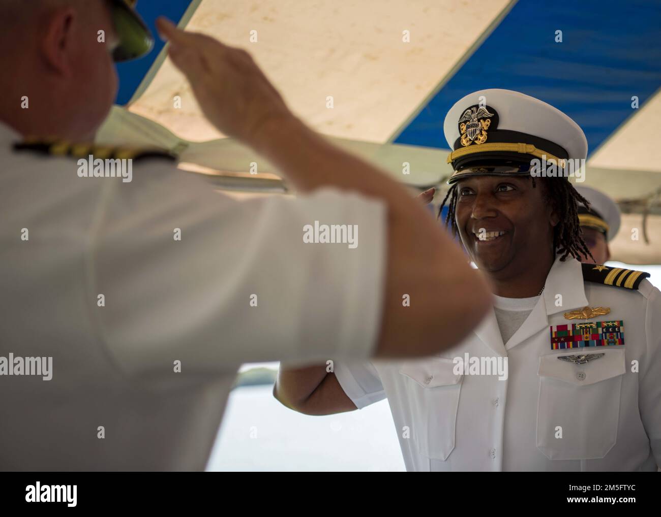 220315-N-KN989-2010 EWA BEACH, Hawaii (15 mars 2022) Lt. Cmdr. Valerie E. Sellers salue le capitaine Brett Thompson, commandant de la Marine munitions, Division de l’Asie de l’est du Pacifique, au cours d’une cérémonie de passation de commandement. Les vendeurs soulagés Lt Cmdr. Robert J. Lilly en tant que commandant, Commandement des munitions de la Marine, Division Asie de l'est du Pacifique, unité Pearl Harbour, pendant la cérémonie officielle 15 mars 2022. Banque D'Images