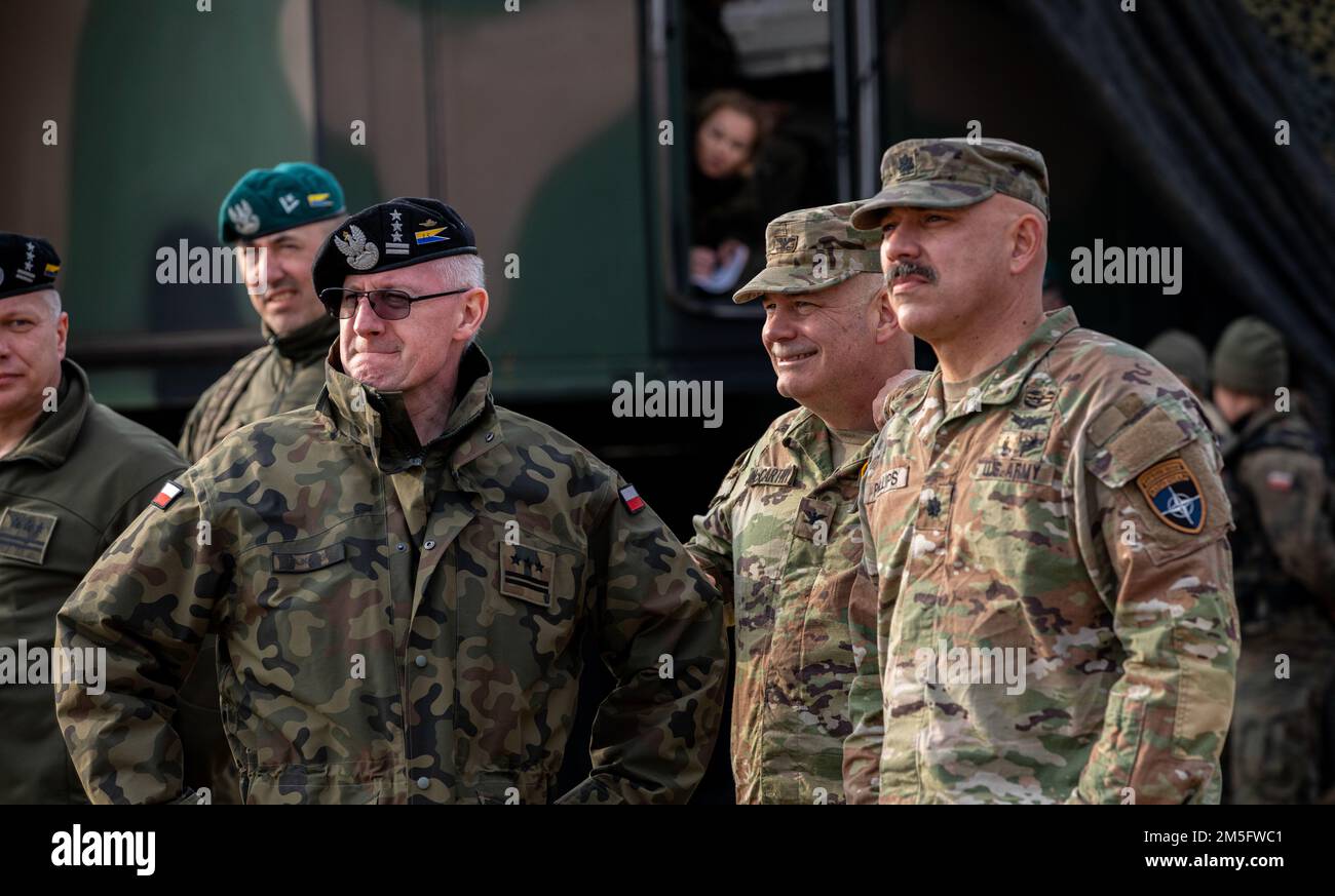 Le colonel Piotr Fajkowski (à gauche), commandant de la 15th Brigade mécanisée, le colonel Brian McCarthy (au centre), commandant de l'équipe de combat de la 1st Brigade blindée, 1st Division d'infanterie et le lieutenant-colonel Trevor Phillips (à droite), commandant du 1st Bataillon, 185th Régiment d'infanterie, observent une démonstration d'incendie en direct à la zone d'entraînement de Bemowo Piskie, Bemowo Piskie, en Pologne 15 mars 2022. Les deux commandants d'unité dirigent des équipes qui contribuent à la mission de présence avancée renforcée de l'OTAN en Pologne. Banque D'Images
