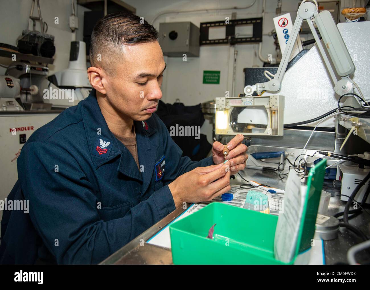 220315-N-UD000-1074 Hôpital DE L'OCÉAN ATLANTIQUE (15 mars 2022) Corpsman 1st classe Juan Saspa affecté au porte-avions USS George H. W. Bush (CVN 77) construit une cire pour une dent prothétique, 15 mars 2022. George H.W. Bush fournit à l'autorité de commandement nationale une capacité de combat de guerre souple et tailleurs en tant que navire amiral du groupe de grève des transporteurs qui maintient la stabilité et la sécurité maritimes afin d'assurer l'accès, de décourager l'agression et de défendre les intérêts américains, alliés et partenaires. Banque D'Images