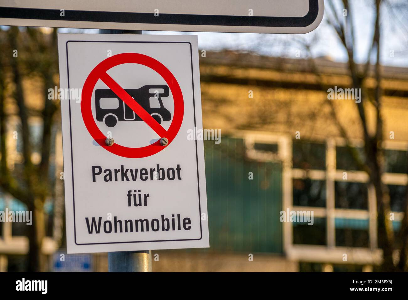 Panneau de signalisation interdiction de stationnement pour les caravanes Banque D'Images