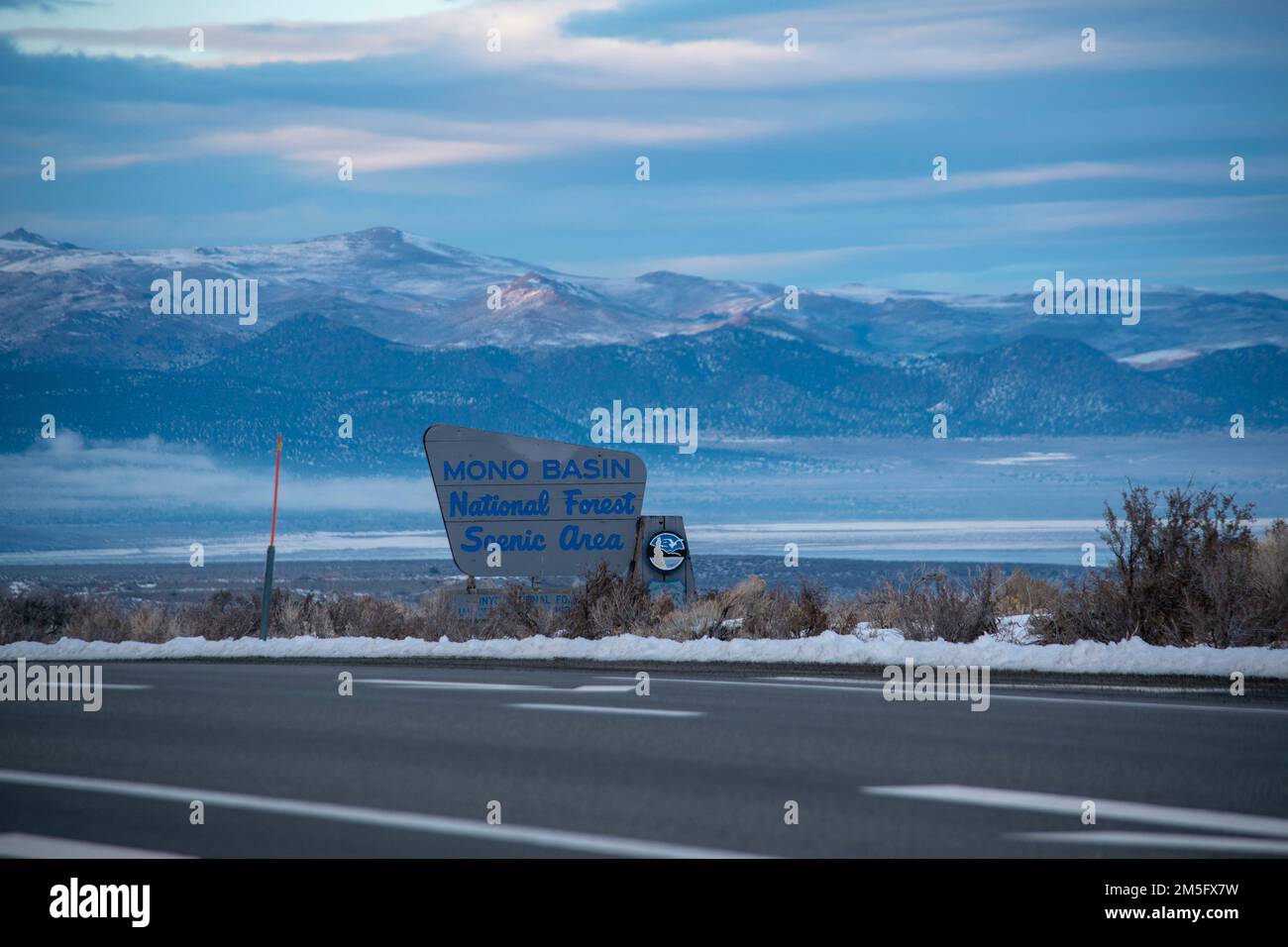 Le brouillard enveloppe parfois le lac Mono dans le comté de Mono, en Californie, aux États-Unis, créant un paysage impressionnant du sommet de Conway Summit. Banque D'Images