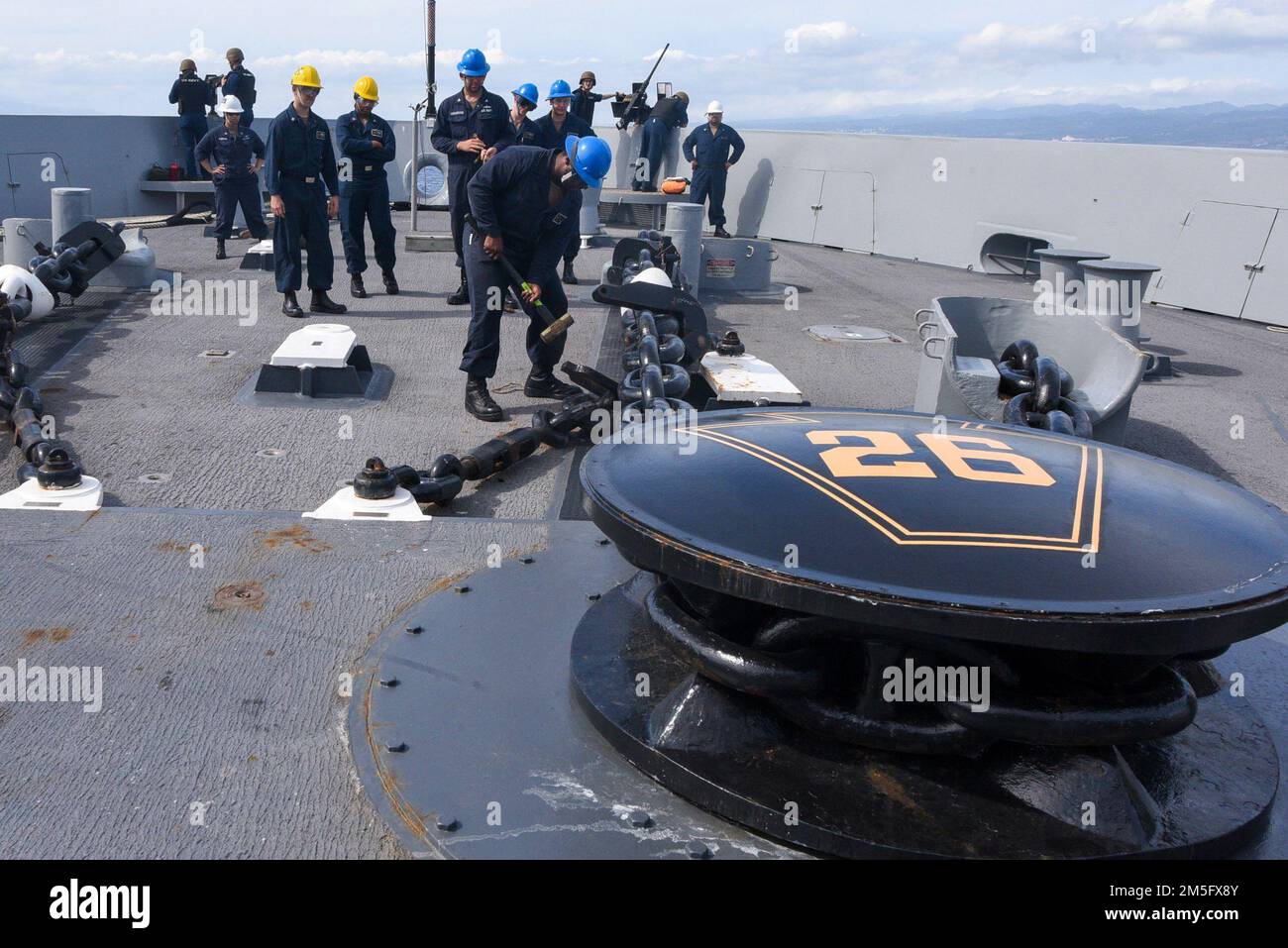 OCÉAN PACIFIQUE (15 mars 2022) Seaman Harrison Rice, de ft. Worth, Texas, utilise un marteau en traîneau pour retirer un bouchon de logement d'une chaîne d'ancrage à bord du navire de transport amphibie USS John P. Murtha (LPD 26) pendant un ancrage de précision, 15 mars. John P. Murtha mène actuellement des opérations de routine dans la flotte américaine 3rd. Banque D'Images