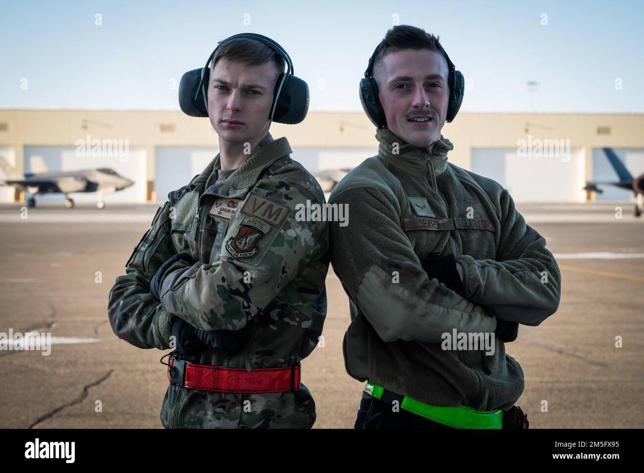 ÉTATS-UNIS L’avionneur Aleksandr Zenski, un compagnon d’entretien de véhicule de l’escadron de préparation logistique 354th (à gauche), et l’avionneur 1st Ian Sears, un chef d’équipage de l’unité d’entretien des aéronefs 356th, posent pour une photo lors d’une immersion d’un jour à la base aérienne d’Eielson, en Alaska, au 15 mars 2022. Au cours de l’immersion, les chefs d’équipage «honoraires» accompagnent le personnel d’entretien au cours des inspections, du lancement, de la récupération et du ravitaillement des aéronefs affectés. Banque D'Images