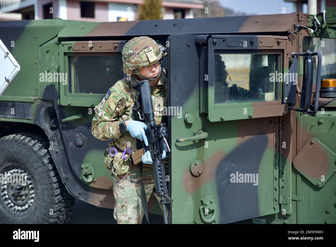 ÉTATS-UNIS Le soldat de l'armée affecté à la Compagnie d'artillerie de 718th tire la sécurité lors d'un concours d'élimination d'artillerie explosive organisé par la Division d'infanterie de 2nd au complexe de tir direct de Rodriguez, Corée du Sud, 15 mars 2022. Les événements de la compétition consistaient en des scénarios réels pour défier les équipes de fin de journée pour maintenir la disponibilité de l'unité. Banque D'Images