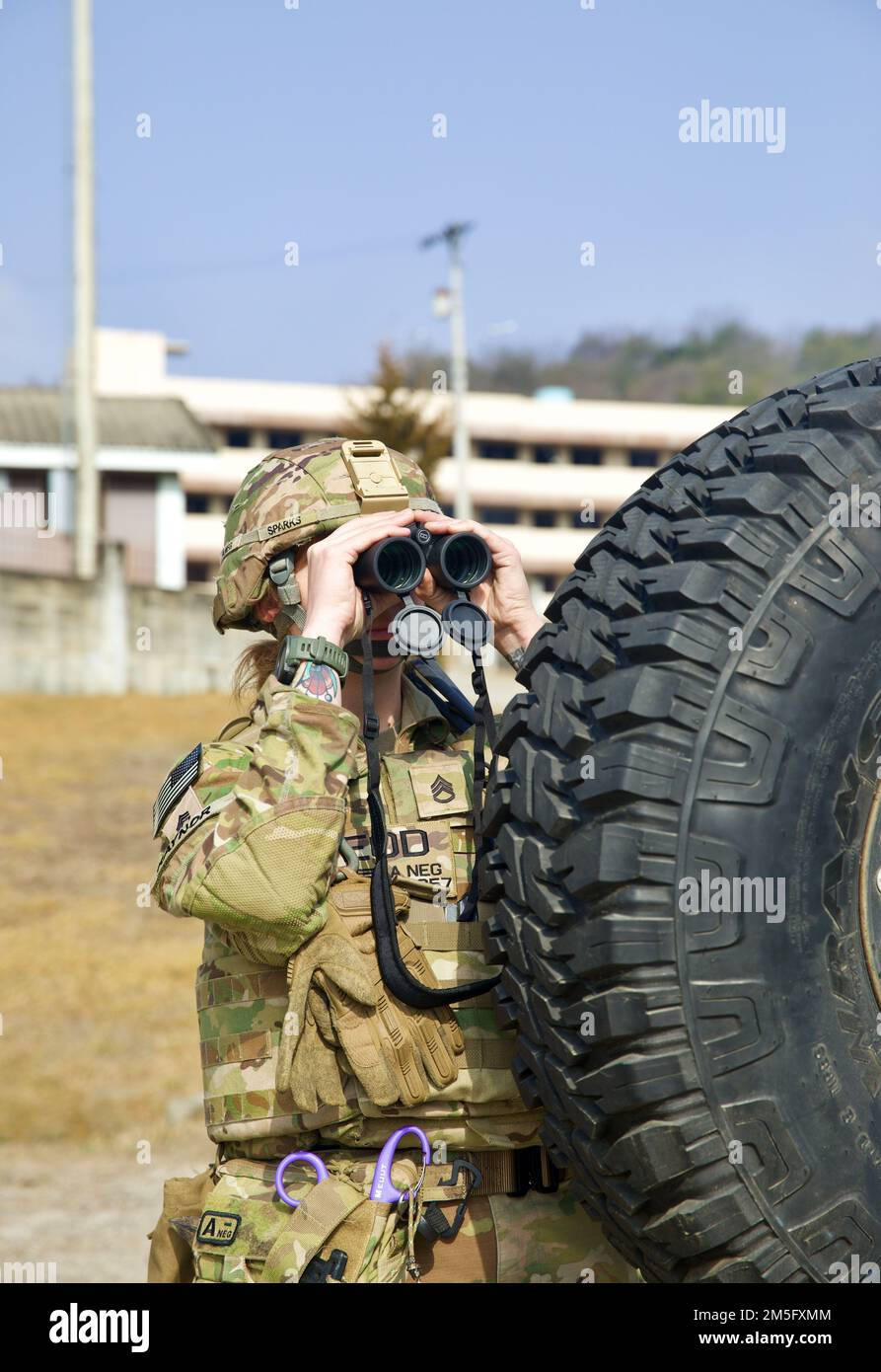 ÉTATS-UNIS Le soldat de l'armée affecté à la Compagnie d'artillerie de 718th participe à un concours d'élimination des munitions explosives organisé par la Division d'infanterie de 2nd au complexe de tir direct de Rodriguez, en Corée du Sud, au 15 mars 2022. Les événements de la compétition consistaient en des scénarios réels pour défier les équipes de fin de journée pour maintenir la disponibilité de l'unité. Banque D'Images