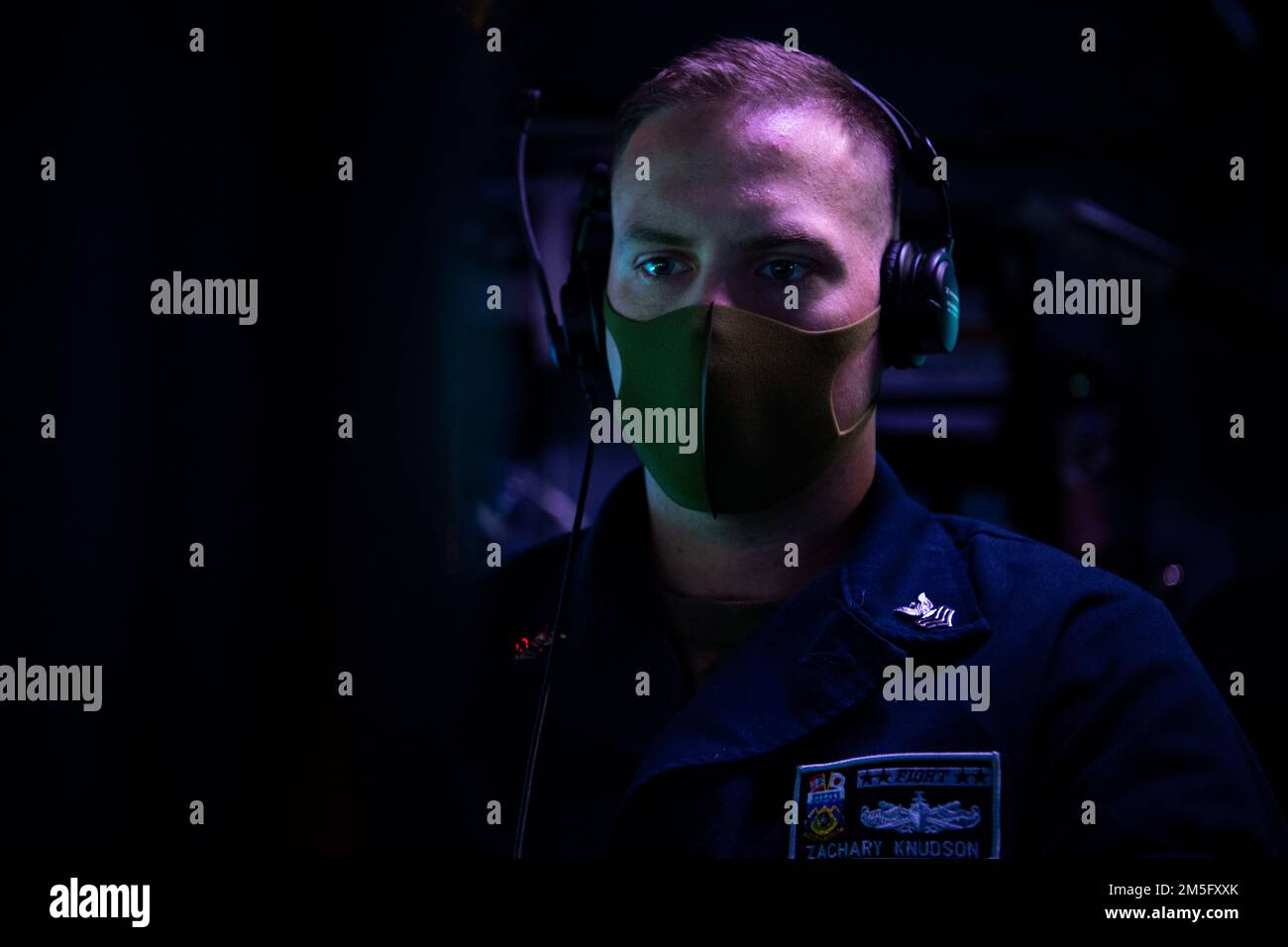 PHILIPPINE SEA (15 mars 2022) Cryptologic Technician (technique) 1st classe Zachary Knudson, de Silverdale, Washington, est le surveillant de la guerre électronique au Centre d'information sur le combat à bord du destroyer de missile guidé de classe Arleigh Burke USS Dewey (DDG 105) tout en effectuant des opérations courantes dans la zone de responsabilité de la flotte américaine 7th. Dewey est affecté au Destroyer Squadron (DESRON) 15 et est en cours de soutien à un Indo-Pacific libre et ouvert. CTF 71/DESRON 15 est la plus importante force de surface déployée par la Marine et la principale force de surface de la flotte américaine 7th. Banque D'Images