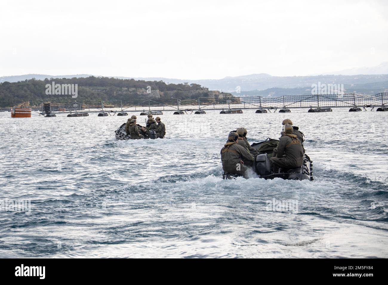 BAIE DE SOUDA, Grèce (15 mars 2022) États-Unis Les Marines affectés à la Force opérationnelle 61/2 effectuent des opérations d'eau avec un engin de raiding de combat en caoutchouc près de la baie Souda, en Grèce, au 15 mars 2022. La Force opérationnelle 61/2 fournira temporairement un soutien de commandement et de contrôle au commandant des États-Unis Sixième flotte, et synchroniser les unités et les capacités de la Marine et du corps des Marines déjà sur le théâtre, en appui aux alliés et partenaires régionaux et aux intérêts de sécurité nationale des États-Unis. Banque D'Images