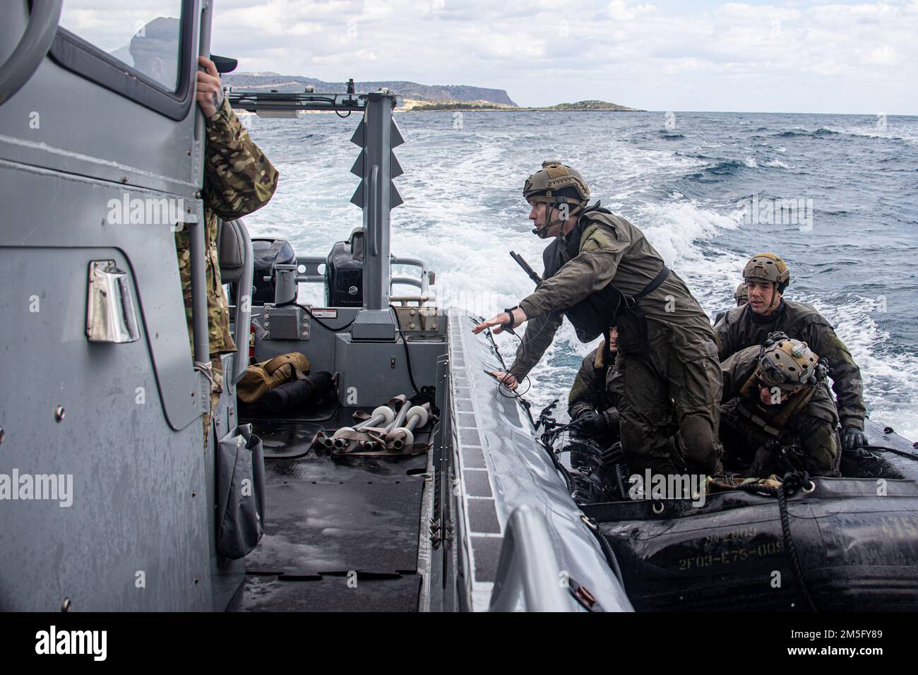 BAIE DE SOUDA, Grèce (15 mars 2022) États-Unis Les Marines affectés à la Force opérationnelle 61/2 effectuent des évacuations de victimes et des répétitions de remorquage avec des marins du Groupe de travail 68,1 à Souda Bay, Grèce 15 mars 2022. La Force opérationnelle 61/2 fournira temporairement un soutien de commandement et de contrôle au commandant des États-Unis Sixième flotte, et synchroniser les unités et les capacités de la Marine et du corps des Marines déjà sur le théâtre, en appui aux alliés et partenaires régionaux et aux intérêts de sécurité nationale des États-Unis. Banque D'Images