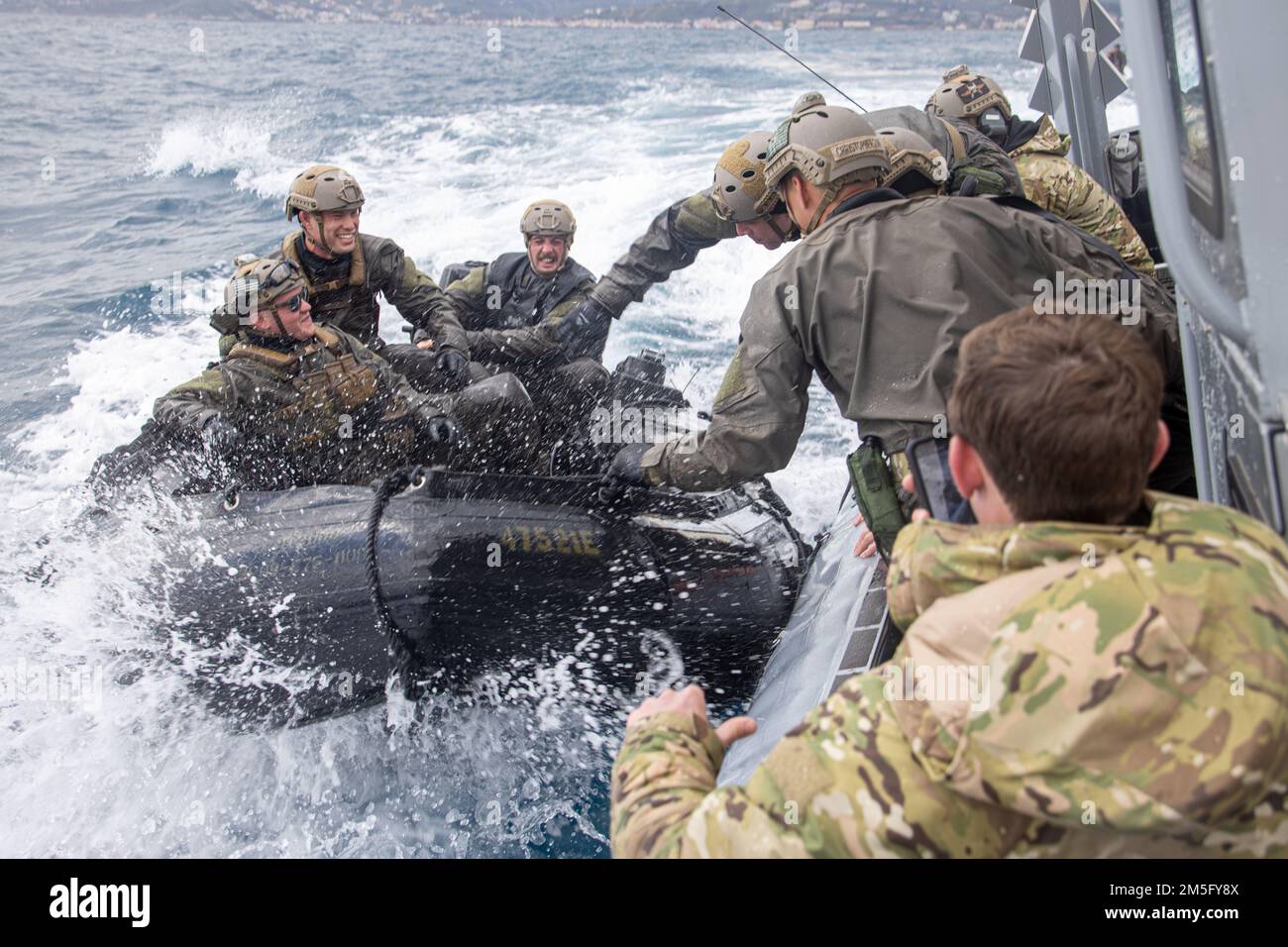 BAIE DE SOUDA, Grèce (15 mars 2022) États-Unis Les Marines affectés à la Force opérationnelle 61/2 effectuent des évacuations de victimes et des reherses de remorquage avec des marins du Groupe de travail 68,1 à Souda Bay, Grèce 15 mars. Le Groupe de travail 61/2,4 fait partie du Groupe de travail 61/2, qui fournira temporairement un soutien de commandement et de contrôle au commandant des États-Unis Sixième flotte, et synchroniser les unités et les capacités de la Marine et du corps des Marines déjà sur le théâtre, en appui aux alliés et partenaires régionaux et aux intérêts de sécurité nationale des États-Unis. Banque D'Images