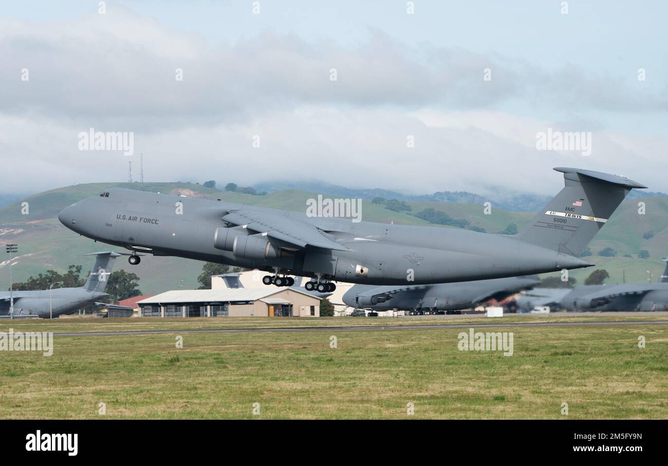 A ÉTATS-UNIS Air Force C-5M Super Galaxy prend son envol de la base aérienne de Travis, Californie, 15 mars 2022. La mission principale de la base aérienne Travis est de fournir un transport aérien mondial rapide, réactif et fiable à l'appui de nos objectifs nationaux et de répondre aux besoins du ministère de la Défense. Banque D'Images