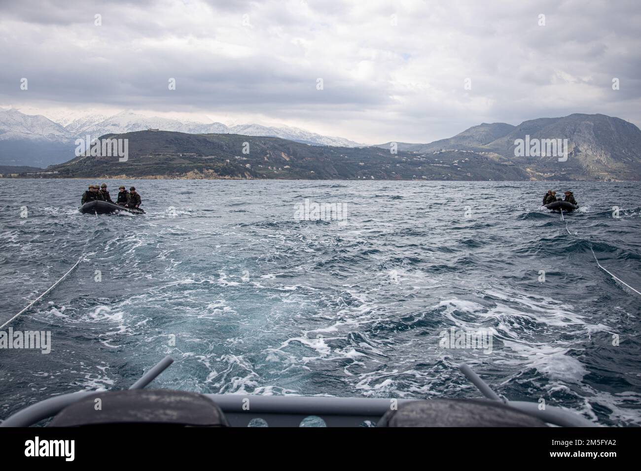 BAIE DE SOUDA, Grèce (15 mars 2022) États-Unis Les Marines affectés à la Force opérationnelle 61/2 effectuent des évacuations de victimes et des répétitions de remorquage avec des marins du Groupe de travail 68,1 à Souda Bay, Grèce 15 mars 2022. La Force opérationnelle 61/2 fournira temporairement un soutien de commandement et de contrôle au commandant des États-Unis Sixième flotte, et synchroniser les unités et les capacités de la Marine et du corps des Marines déjà sur le théâtre, en appui aux alliés et partenaires régionaux et aux intérêts de sécurité nationale des États-Unis. Banque D'Images