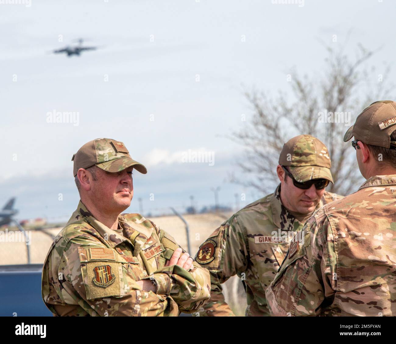 ÉTATS-UNIS Corey Simmons, colonel de la Force aérienne, à gauche, commandant de l'escadre de la mobilité aérienne 60th, Sgt. Angelo Giannosa, au centre, Squadron du génie civil 60th, Surintendant de vol et technicien pour l'élimination des explosifs. Le Sgt Scott McDonough, 60th artisan de la ces EOD, participe à une visite de la gamme EOD à la base aérienne de Travis, Californie, 15 mars 2022. Formés pour détecter, désarmer et éliminer les menaces explosives dans des environnements extrêmes, les techniciens de la fin de journée font office d’équipe de la Force aérienne chargée de la bombe. Banque D'Images