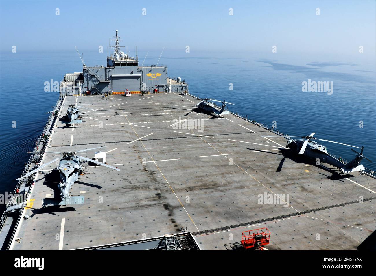 220316-N-QW438-5714 GOLFE PERSIQUE (16 mars 2022) - quatre hélicoptères MH-60s Seahawk attachés à l'escadron de combat maritime 26 en veille à bord de la base maritime expéditionnaire USS Lewis B. Puller (ESB 3) lorsqu'ils opèrent dans le golfe Persique, au 16 mars. USS Lewis B. Puller (ESB 3) est déployé dans la zone d'opérations de la flotte américaine 5th pour soutenir les opérations navales afin d'assurer la stabilité et la sécurité maritimes dans la région centrale, reliant la Méditerranée et le Pacifique à travers l'océan Indien occidental et trois points d'étranglement stratégiques. Banque D'Images