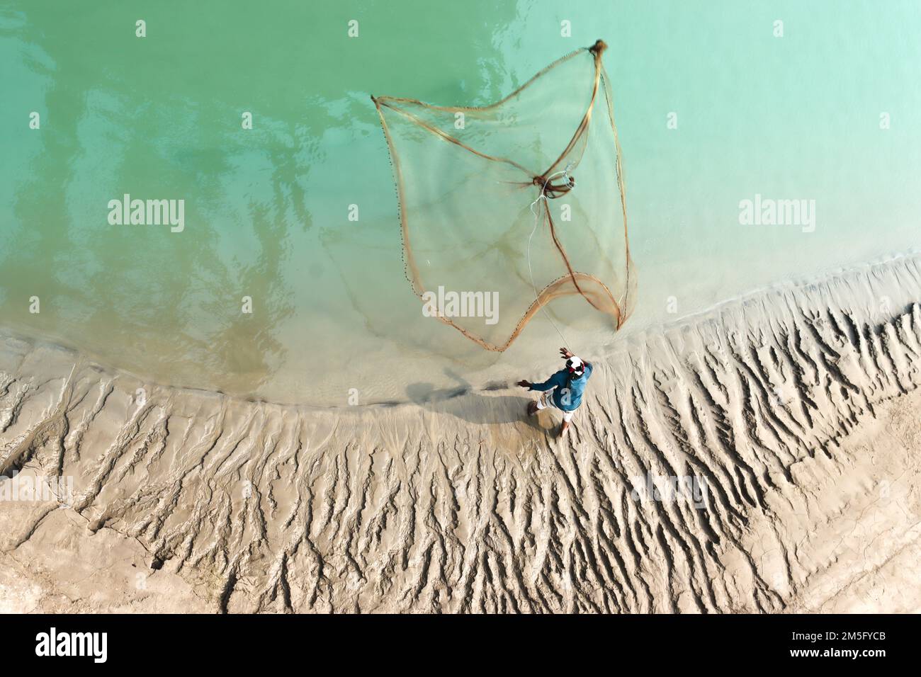 LA SÉCHERESSE, C'EST UN PAYSAGE TRÈS COMMUN AU BANGLADESH, QUAND CETTE PÉRIODE EST VENUE ALORS LES BANGLADAIS FONT FACE À UN MOMENT TRÈS CRUCIAL. Banque D'Images