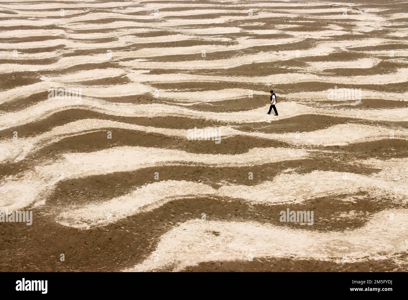 LA SÉCHERESSE, C'EST UN PAYSAGE TRÈS COMMUN AU BANGLADESH, QUAND CETTE PÉRIODE EST VENUE ALORS LES BANGLADAIS FONT FACE À UN MOMENT TRÈS CRUCIAL. Banque D'Images