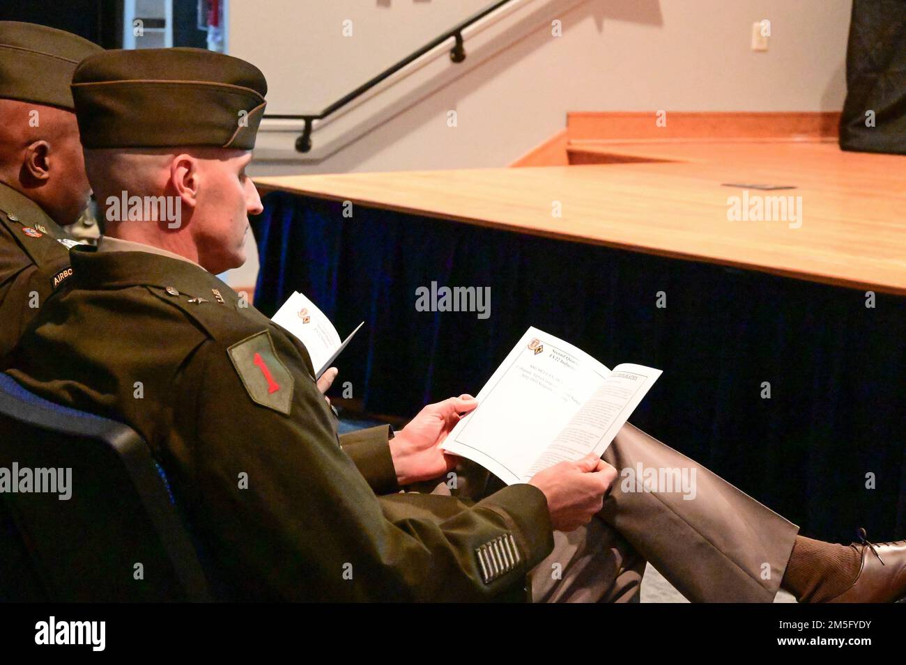 ÉTATS-UNIS Centre d'entraînement de l'armée et Commandant général de fort Jackson, Brig. Le général Patrick R. Michaelis et le Sgt. Maj. Philson Tavernier ont lu la biographie du Sgt. Devante McLean 15 mars 2022. McLean a été intronisé au chapitre de la victoire du Sergent Audie Murphy Club après un conseil rigoureux et des tâches physiques pour tester ses compétences de soldat. La cérémonie, tenue aux États-Unis L'Institut de l'armée pour les chefs religieux auditorium, a été assisté par les hauts dirigeants de l'installation, les amis, les membres de l'unité, et les autres membres de la section de la victoire. Banque D'Images