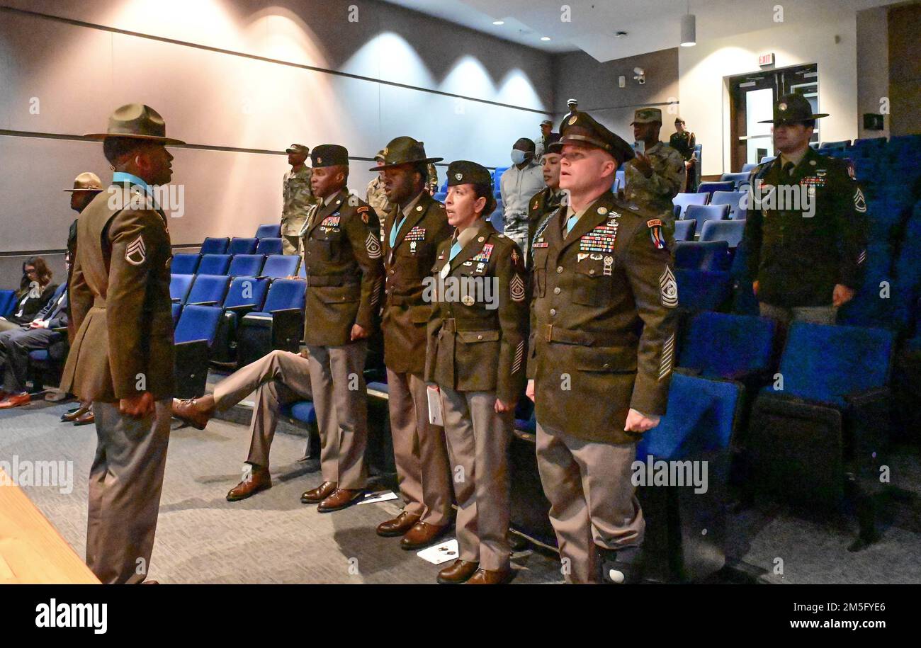 Le sergent d'état-major Devante McLean récite le serment de l'officier non commandant après avoir été intronisé au club du sergent Audie Murphy sur 15 mars 2022. McLean a été nommé le deuxième trimestre, année financière 2022 nommé intronisé après un conseil d'administration rigoureux et des tâches physiques pour tester ses compétences de soldat. La cérémonie a réuni les hauts dirigeants de l'installation, les membres de l'unité et les membres de la Section de la victoire de la SAMC. Banque D'Images