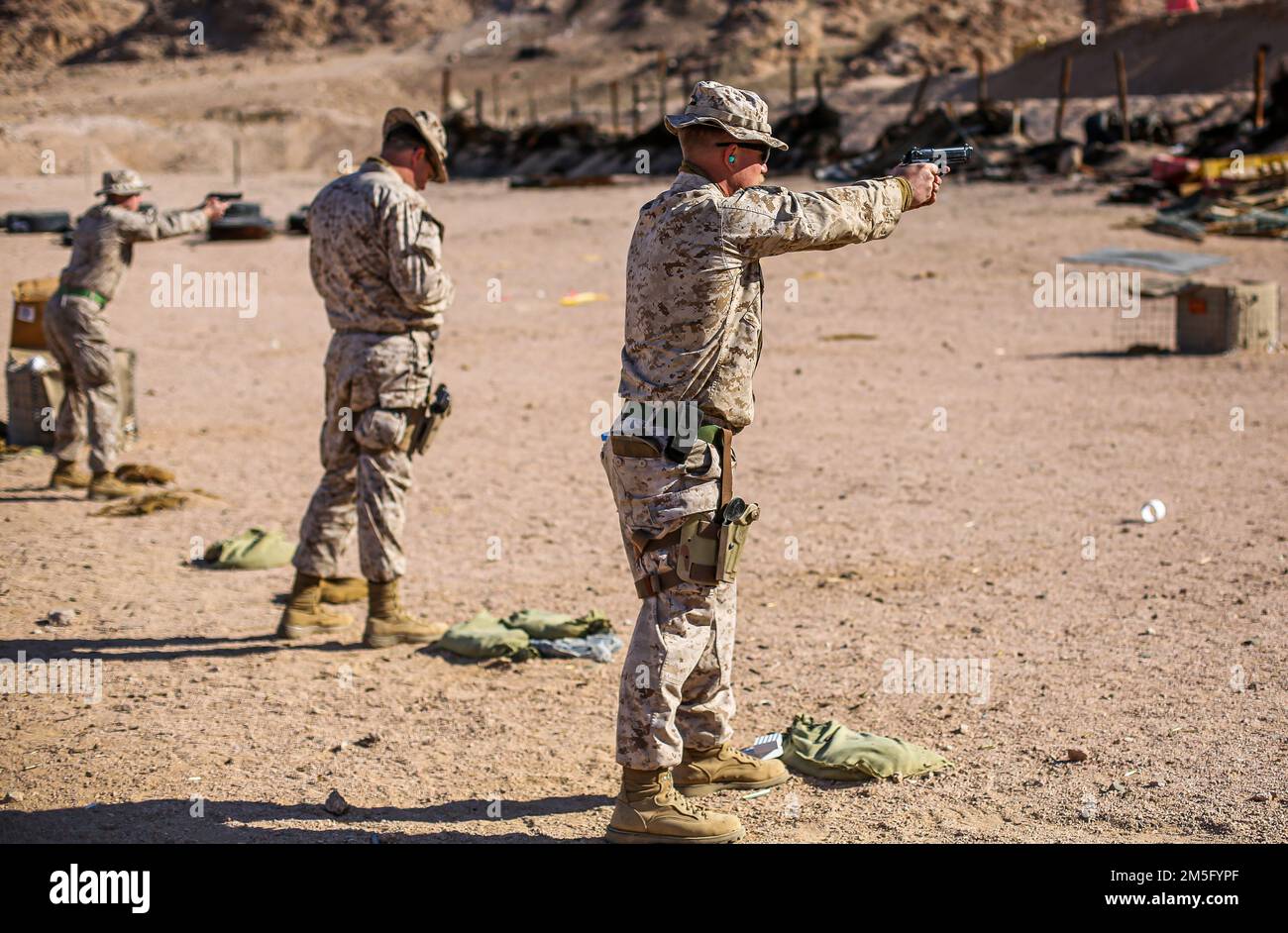 CAMP TITITITIN, Jordanie (15 mars 2022) – Une marine affectée au 2nd Bataillon, 24th Marines tire un pistolet Beretta M9 sur une gamme de pistolets des forces armées jordaniennes (JAF) dans le cadre de l'exercice Intrepid Maven 22-1 à bord du Camp Titin, Jordanie 15 mars. La GI est une série d'engagements bilatéraux entre les États-Unis Les Forces du corps maritime, le Commandement central et le JAF qui offrent une occasion d'échanger des tactiques et des compétences militaires. L'IM 22-1 est le premier des engagements multiples prévus entre les États-Unis Marine corps et le JAF pour accroître l'interopérabilité, renforcer notre partenariat durable, dissuader les acteurs malveillants dans le RE Banque D'Images