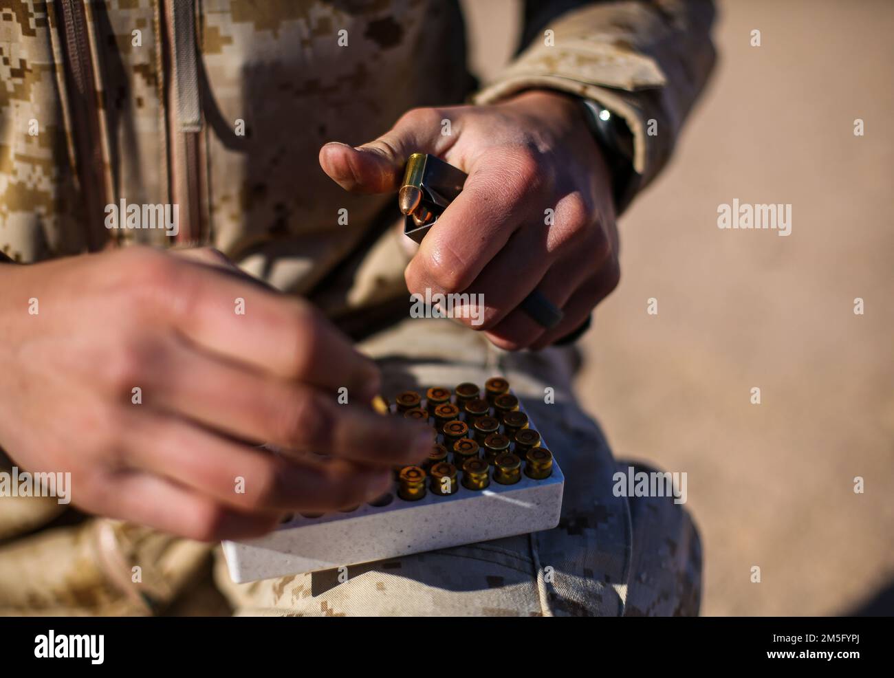 CAMP TITITITIN, Jordanie (15 mars 2022) – Une marine affectée au 2nd Bataillon, 24th Marines charge un magazine avec 9mm munitions de l'OTAN avant de tirer sur une gamme de pistolets des forces armées jordaniennes (JAF) dans le cadre de l'exercice Intrepid Maven 22-1 à bord du camp Titin, Jordanie 14 mars. La GI est une série d'engagements bilatéraux entre les États-Unis Les Forces du corps maritime, le Commandement central et le JAF qui offrent une occasion d'échanger des tactiques et des compétences militaires. L'IM 22-1 est le premier des engagements multiples prévus entre les États-Unis Marine corps et le JAF pour accroître l'interopérabilité, renforcer notre partenariat durable, Banque D'Images