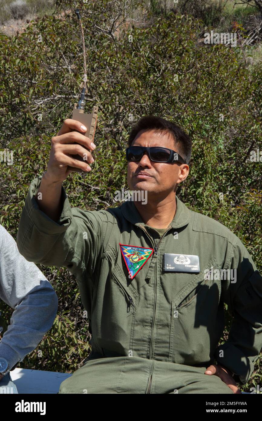 ÉTATS-UNIS Le sergent Timothy J. Firestone, un technicien en élimination des munitions explosives, du quartier général et du quartier général de l’Escadron, lance la charge de rappel lors d’un essai de surveillance improvisé à la station aérienne du corps maritime Miramar, à 15 mars 2022, à San Diego, en Californie. EOD Marines effectue des tests de surveillance améliorés pour analyser la durée de vie d'une ordnance et d'un équipement spécifiques. Banque D'Images