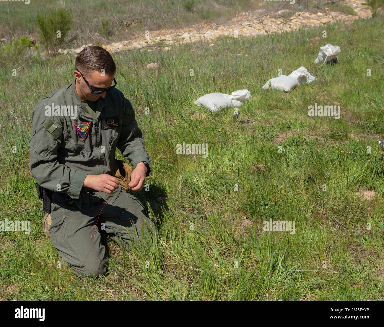 ÉTATS-UNIS Le Sgt James M. Watson Jr, un technicien en élimination des munitions explosives, du quartier général et du quartier général de l'escadron, tourne les fils pour établir les charges de rappel lors d'un test de surveillance improvisé à la station aérienne du corps maritime Miramar, 15 mars 2022, San Diego, Californie. EOD Marines effectue des tests de surveillance améliorés pour analyser la durée de vie d'une ordnance et d'un équipement spécifiques. Banque D'Images