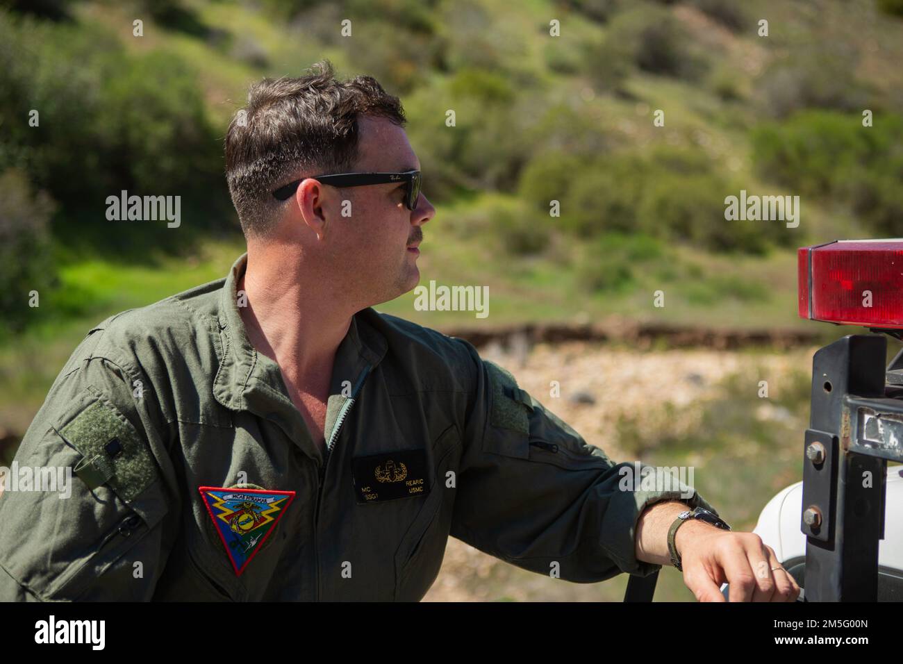 ÉTATS-UNIS Le sergent d'état-major du corps maritime Matthew C. Rearic, un technicien en élimination des munitions explosives, au siège et au quartier général de l'escadron, se déplace en lieu sûr pour observer l'explosion des charges de rappel lors d'un test de surveillance improvisé à la station aérienne du corps maritime Miramar, 15 mars 2022, San Diego, Californie. EOD Marines effectue des tests de surveillance améliorés pour analyser la durée de vie d'une ordnance et d'un équipement spécifiques. Banque D'Images