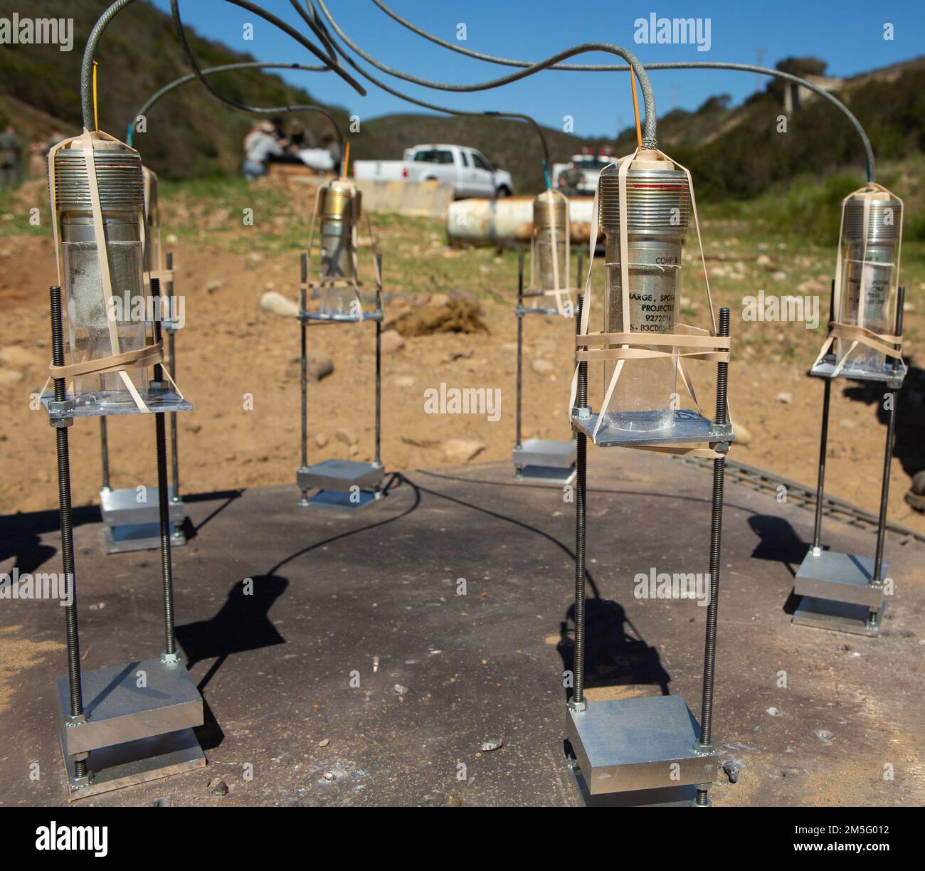 ÉTATS-UNIS Marines avec élimination d'explosifs d'artillerie, quartier général et escadron de siège, placer des charges de rappel sur une plate-forme avant des faire exploser lors d'un essai de surveillance improvisé à la station aérienne du corps des Marines Miramar, 15 mars 2022, San Diego, Californie. EOD Marines effectue des tests de surveillance améliorés pour analyser la durée de vie d'une ordnance et d'un équipement spécifiques. Banque D'Images