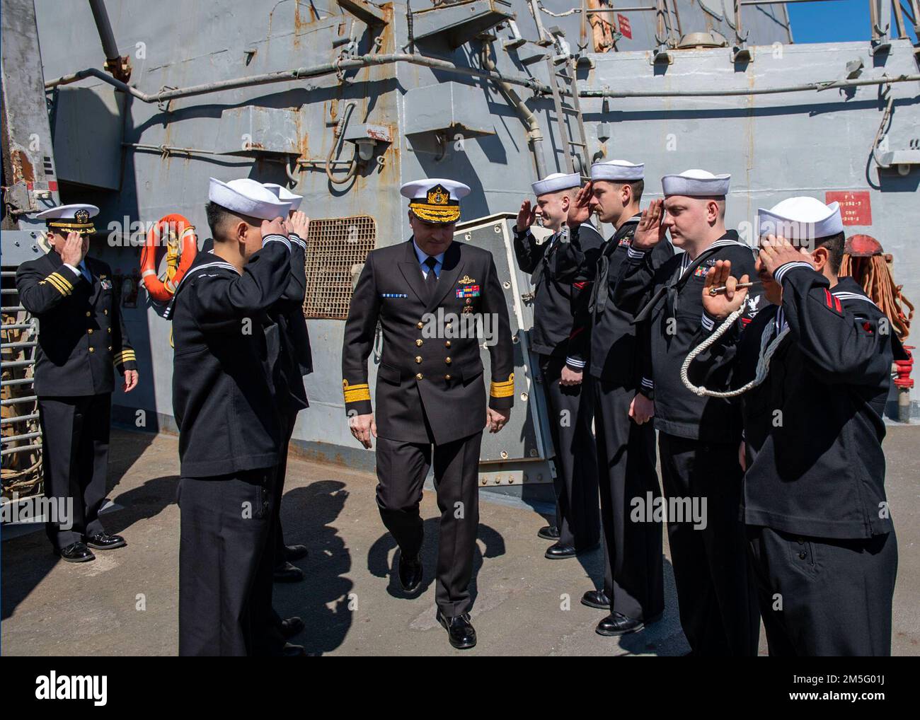 220315-N-HG846-1093 AKSAZ, TURQUIE (15 mars 2022) – des cobays à bord du destroyer de missile guidé de classe Arleigh Burke USS Mitscher (DDG 57) rendent hommage à l'ADM arrière Mehmet Emre Sezenler, de la Marine turque, commandant du Commandement du Groupe de travail Sud, part après une tournée en bateau à Aksaz, Turquie, 15 mars 2022. Mitscher est actuellement déployé avec le Harry S. Truman Carrier Strike Group aux États-Unis Sixième zone d'exploitation de la flotte à l'appui des intérêts des États-Unis, des alliés et des partenaires en Europe et en Afrique. Banque D'Images