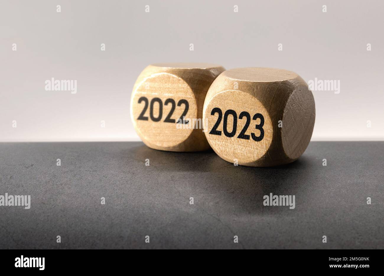 Exprimer le processus de changement à 2023 avec bloc de bois Banque D'Images