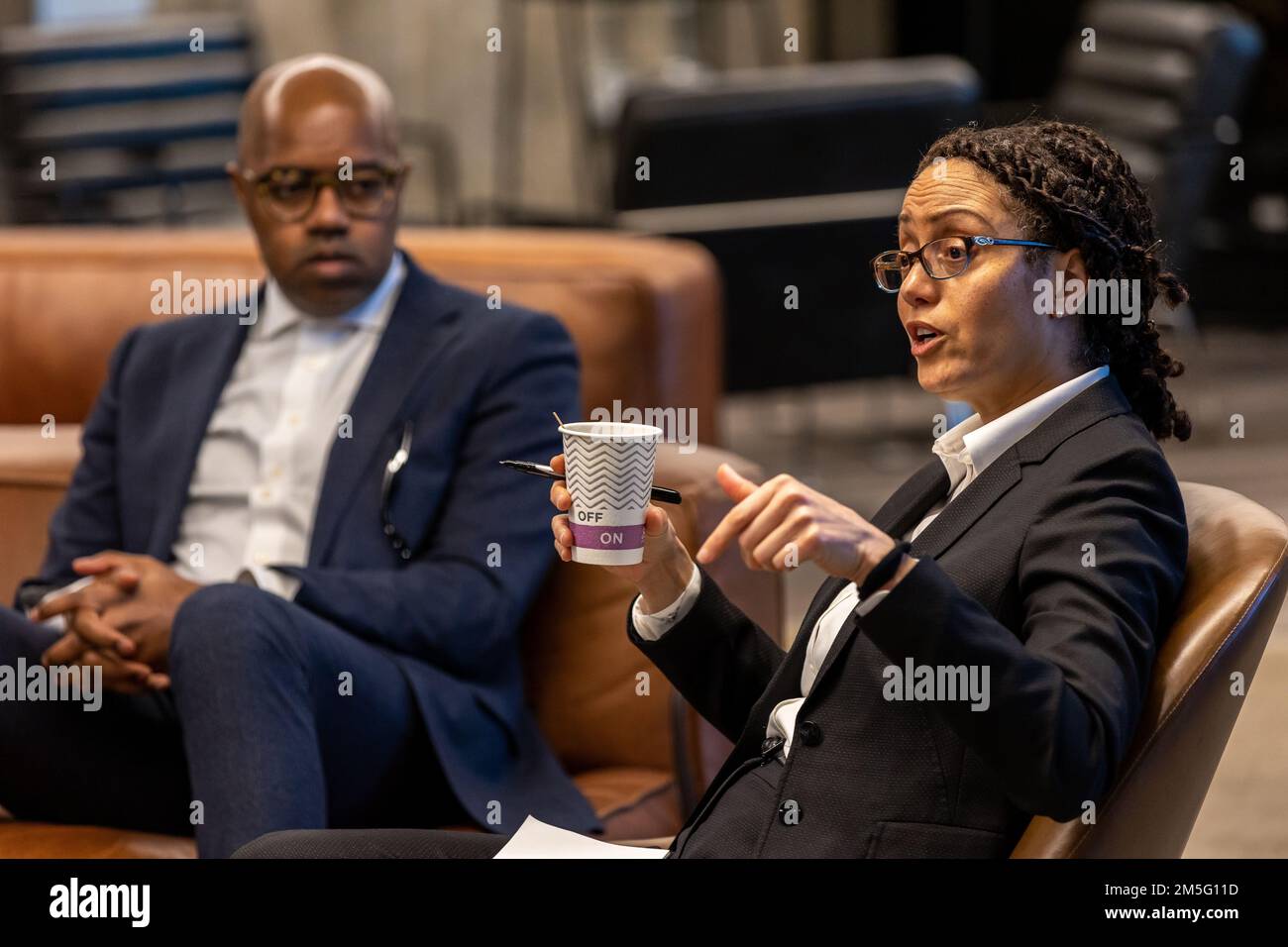 Le Dr Stacey Dixon, directeur adjoint principal du renseignement national, visite le quartier général de l'AFC, l'usine de logiciels de l'Armée de terre et l'AAL pour discuter des nombreuses initiatives technologiques de pointe que poursuit AFC, ainsi que de l'importance cruciale de protéger nos avancées technologiques contre nos adversaires. Banque D'Images