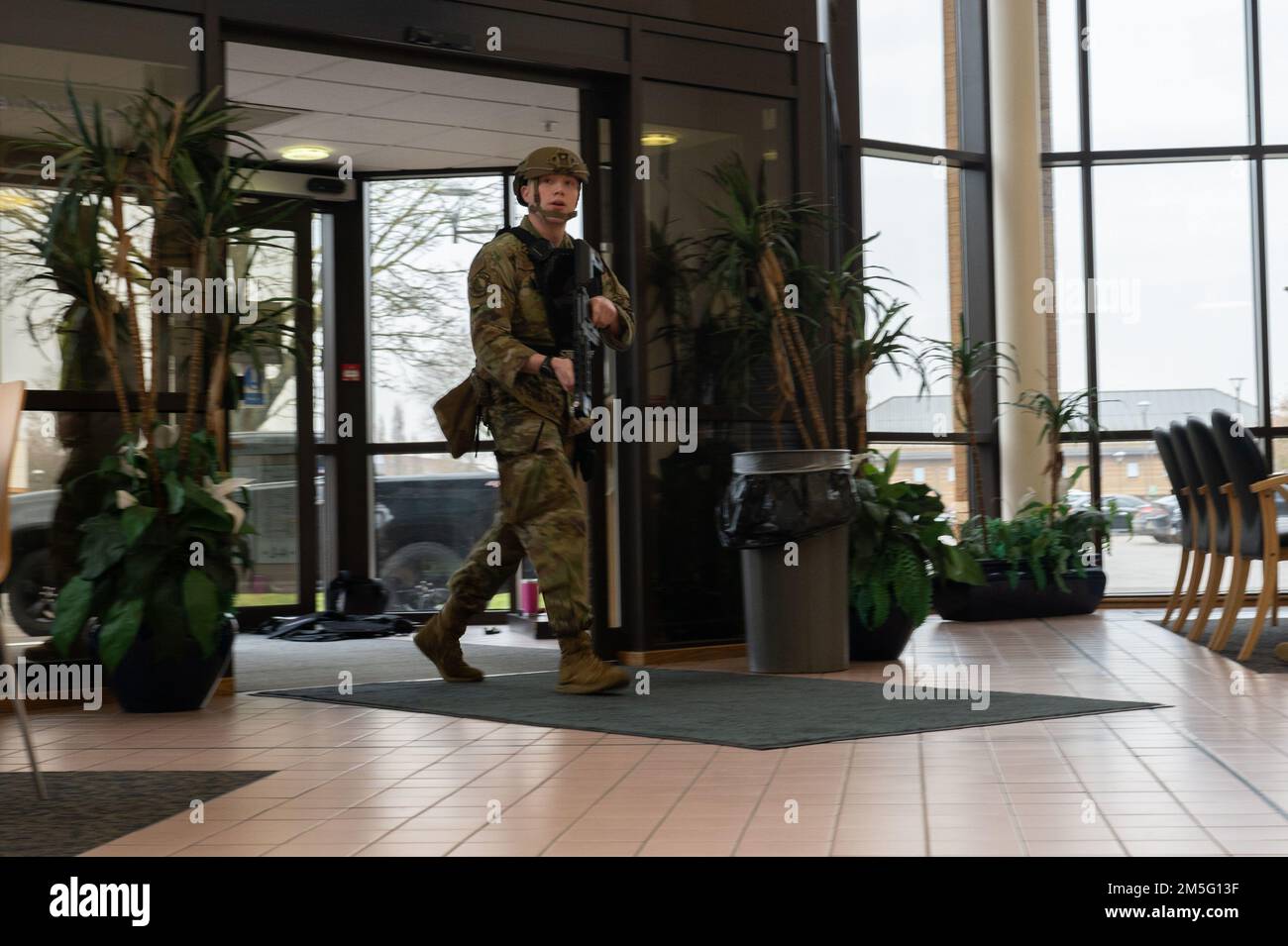 ÉTATS-UNIS Le premier Airman James Butler de la Force aérienne, membre de la force d'intervention de l'escadron 48th des forces de sécurité, entre à l'hôpital du Groupe médical 48th au cours d'un exercice de tir actif à la Royal Air Force Lakenheath, en Angleterre, le 16 mars 2022. L'exercice prévu a donné aux organismes d'application de la loi de la Liberty Wing l'occasion de pratiquer des procédures de réaction et de sauvetage afin de mieux se préparer aux menaces réelles. Banque D'Images