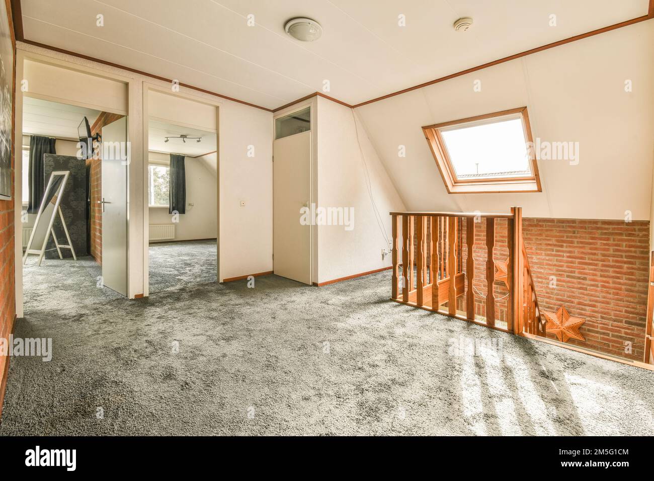 l'intérieur d'une maison sans fenêtres ni portes, et une porte ouverte menant à une autre pièce qui n'est pas utilisée Banque D'Images