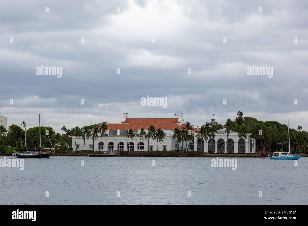 Le musée Henry Flagler Morrison et le pavillon Flagler Kenan à Palm Beach, en Floride, photographiés de l'autre côté du lagon de Lake Worth. Banque D'Images