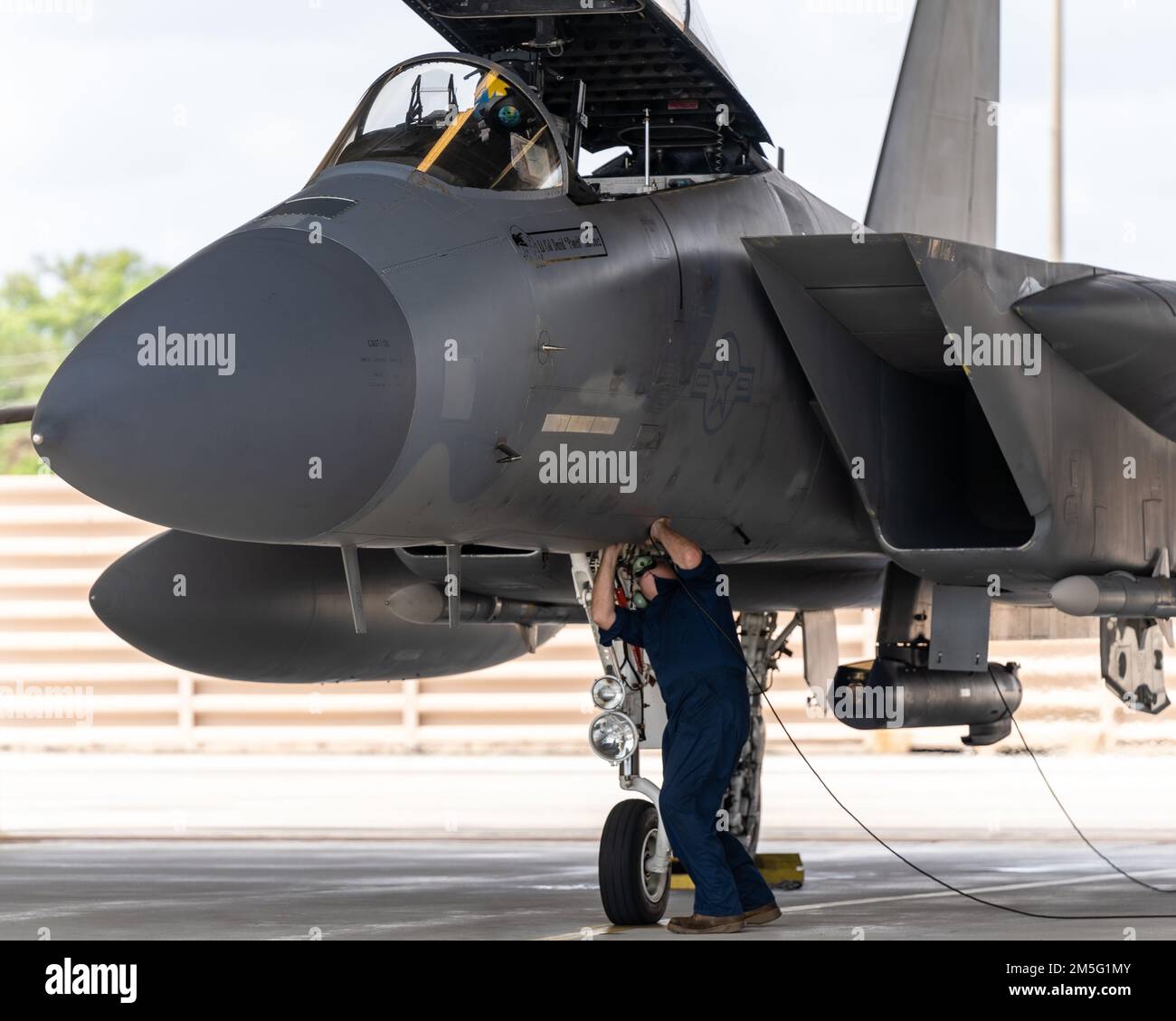 US Air Force F-15Cs du détachement 1 de l'escadre de chasse 125th de la Garde nationale aérienne de Floride, base de réserve aérienne de Homestead, Floride, décollage à l'appui de l'opération Noble Defender (OND) du Commandement de la défense aérospatiale de l'Amérique du Nord (NORAD), le 16 mars 2022. Dans le cadre de l'OND, qui est une opération récurrente, la région continentale des États-Unis du NORAD (CONR) a coordonné et mené des opérations d'interception d'aéronefs binationaux tout en lançant simultanément des avions à partir de différents endroits de la côte est des États-Unis. Cette itération d'OND, impliquant les biens de la première Force aérienne et de la Force aérienne du Nord, est une Banque D'Images
