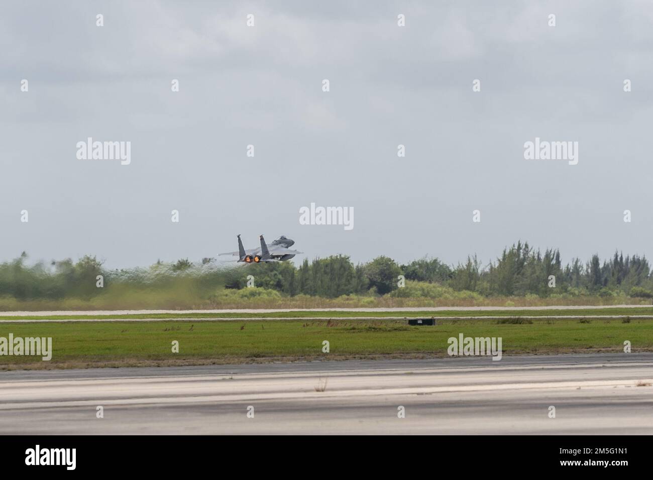 US Air Force F-15Cs du détachement 1 de l'escadre de chasse 125th de la Garde nationale aérienne de Floride, base de réserve aérienne de Homestead, Floride, décollage à l'appui de l'opération Noble Defender (OND) du Commandement de la défense aérospatiale de l'Amérique du Nord (NORAD), le 16 mars 2022. Dans le cadre de l'OND, qui est une opération récurrente, la région continentale des États-Unis du NORAD (CONR) a coordonné et mené des opérations d'interception d'aéronefs binationaux tout en lançant simultanément des avions à partir de différents endroits de la côte est des États-Unis. Cette itération d'OND, impliquant les biens de la première Force aérienne et de la Force aérienne du Nord, est une Banque D'Images