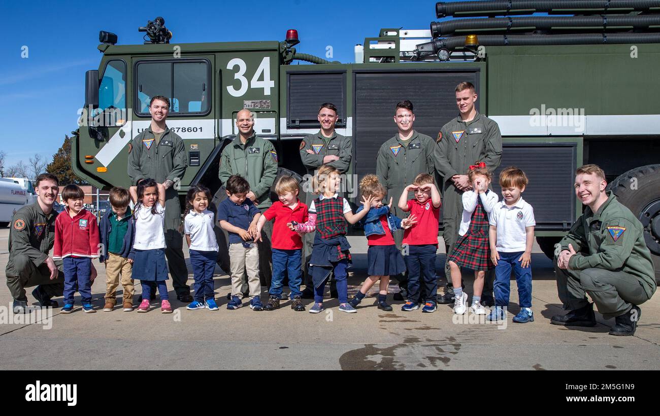 Étudiants de St. Stephen's et St. Agnes School Pre-K classe visité avec les Marines à la Marine corps Air Facility Quantico aujourd'hui! Les élèves ont appris les différents modes de transport utilisés par les Marines à la MCAF. Le MCB Quantico cherche à former des partenariats et à soutenir différentes organisations, comme cette école, pour maintenir la communauté forte, créer une impression positive et inspirer la prochaine génération. Banque D'Images