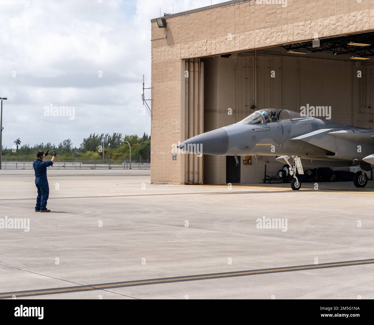 US Air Force F-15Cs du détachement 1 de l'escadre de chasse 125th de la Garde nationale aérienne de Floride, base de réserve aérienne de Homestead, Floride, décollage à l'appui de l'opération Noble Defender (OND) du Commandement de la défense aérospatiale de l'Amérique du Nord (NORAD), le 16 mars 2022. Dans le cadre de l'OND, qui est une opération récurrente, la région continentale des États-Unis du NORAD (CONR) a coordonné et mené des opérations d'interception d'aéronefs binationaux tout en lançant simultanément des avions à partir de différents endroits de la côte est des États-Unis. Cette itération d'OND, impliquant les biens de la première Force aérienne et de la Force aérienne du Nord, est une Banque D'Images