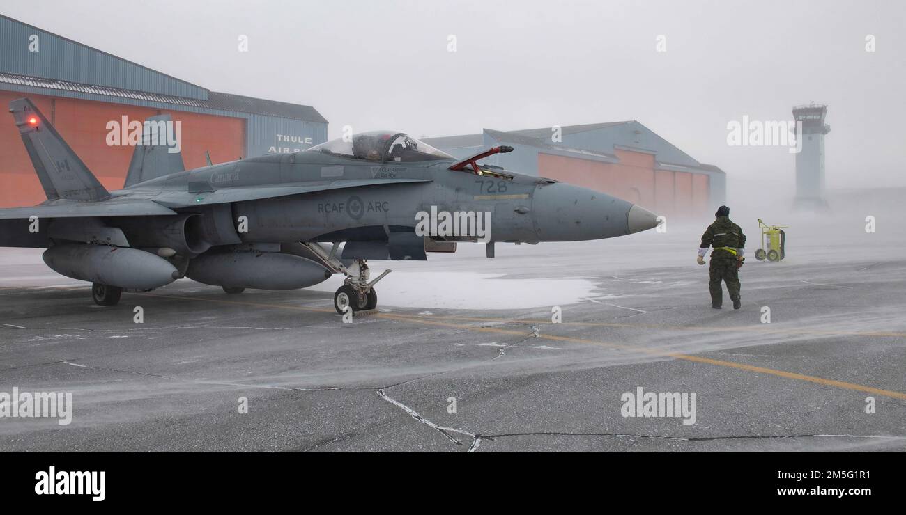 Les chasseurs CF-18 de la Force aérienne royale du Canada du 425 e Escadron se préparent aux opérations aériennes pendant l'opération Noble Defender du NORAD à la base aérienne de Thule, au Groenland. L'opération NOBLE DEFENDER 22-2 du NORAD est une opération de défense aérienne qui s'étend de 14 mars à 17, 2022, impliquant divers aéronefs militaires de la Royal Canadian Air Force (ARC) et de la United States Air Force. Le personnel et les aéronefs sont basés à la station des Forces canadiennes Alert, Nunavut; Whitehorse, Yukon; Yellowknife, Territoires du Nord-Ouest; et la 5 e Escadre Goose Bay (Terre-Neuve-et-Labrador). Banque D'Images