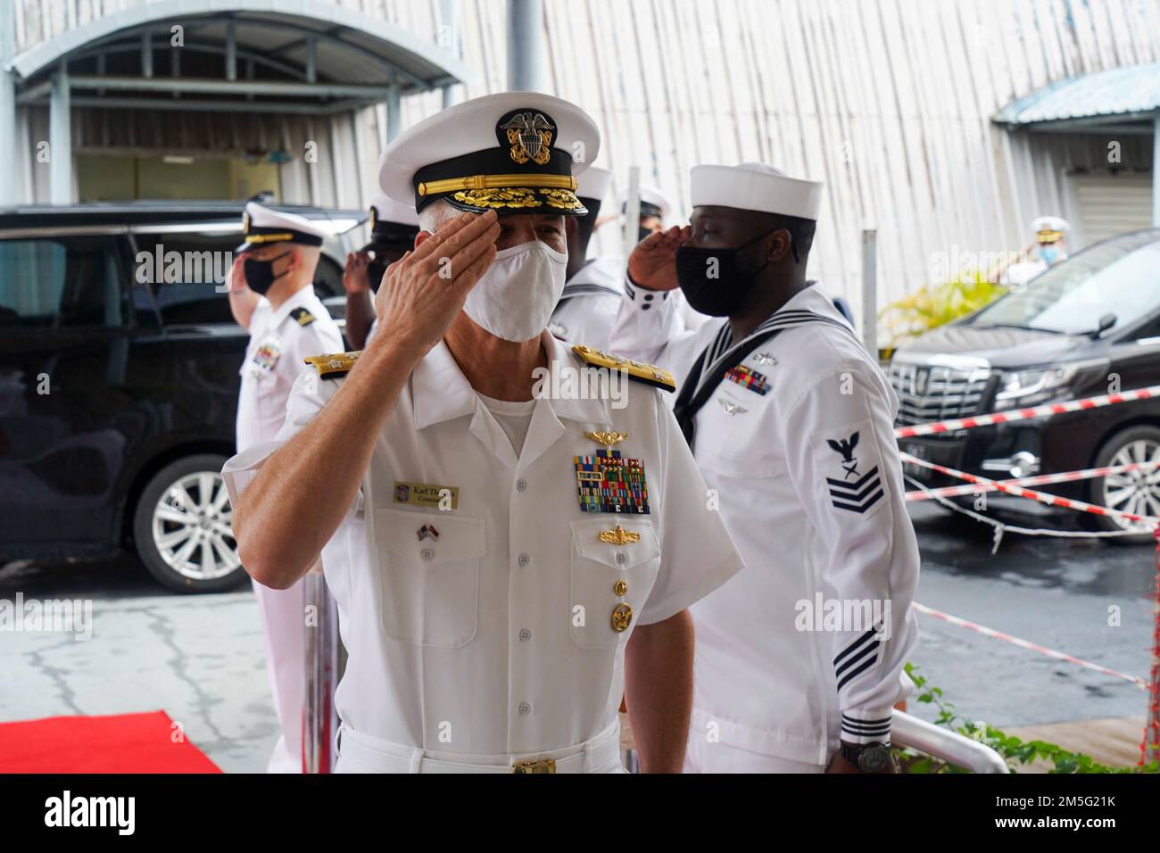 SINGAPOUR (16 mars 2022) – le vice-SMA Karl Thomas, commandant de la flotte américaine 7th, arrive au commandant du Groupe de logistique du Pacifique occidental (COMLOG WESTPAC)/Force opérationnelle 73, 16 mars, lors d'une visite à Singapour. Banque D'Images