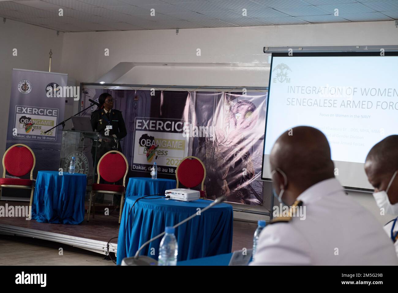 220316-N-ZA688-0213 DAKAR, Sénégal (16 mars 2022) le lieutenant-colonel Khadessa Sy, chef de la division genre des Forces armées sénégalaises, prononce le discours d'ouverture pour les femmes, la paix, Et présentation sur la sécurité au Symposium des hauts dirigeants dans le cadre de l'exercice Obangame Express 2022 au siège naval sénégalais, à Dakar, Sénégal, 16 mars 2022. Obangame Express 2022, réalisé par U.S. Forces navales Afrique, est un exercice maritime en mer conçu pour améliorer la coopération entre les pays participants afin d'accroître la sécurité maritime dans le golfe de Guinée et la côte ouest-africaine Banque D'Images