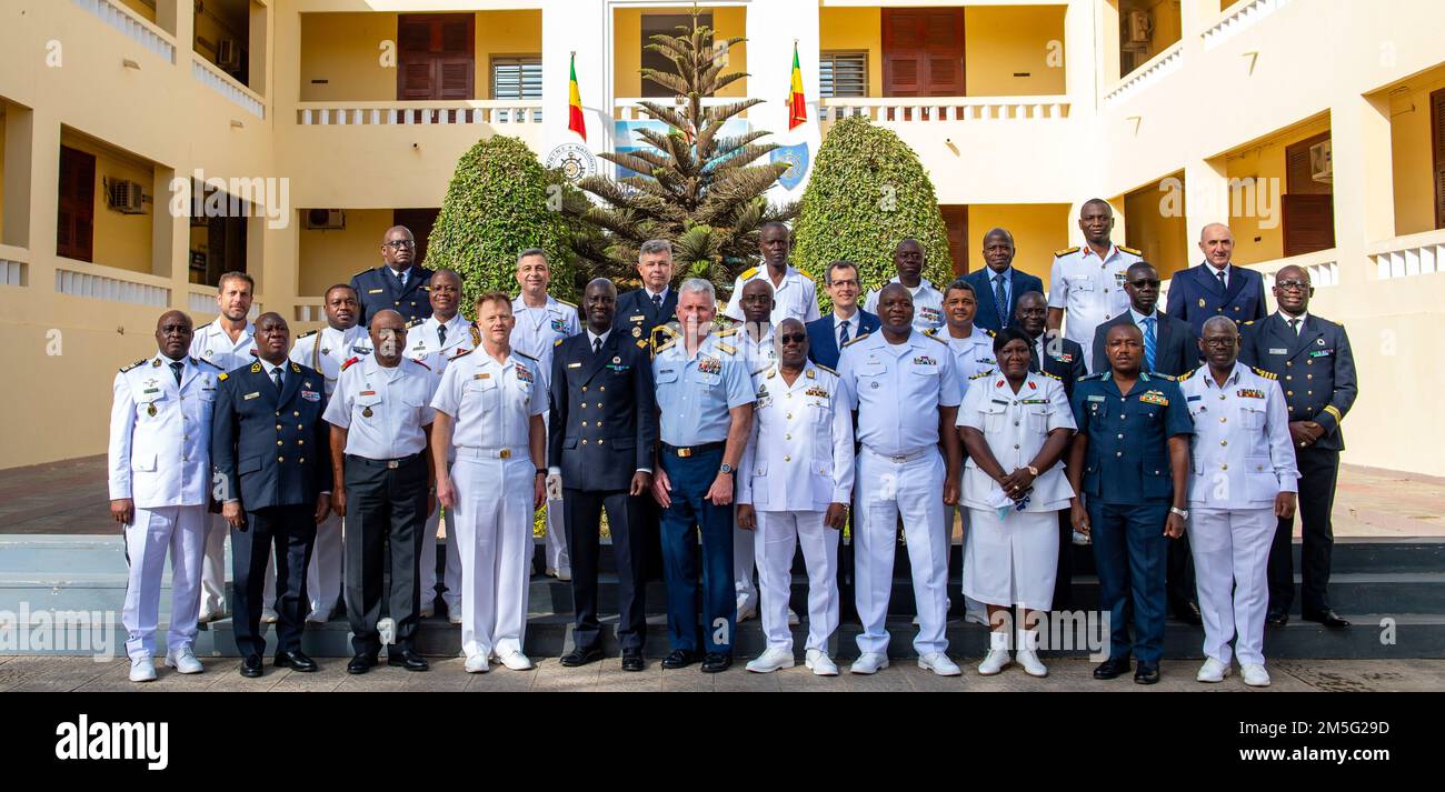 220316-N-ZA688-0142 DAKAR, Sénégal (16 mars 2022) des membres du service des pays partenaires africains et alliés arrivent pour le Symposium des hauts dirigeants dans le cadre de l'exercice Obangame Express 2022 au quartier général de la marine sénégalaise, à Dakar, Sénégal, 16 mars 2022. Obangame Express 2022, réalisé par U.S. Forces navales Afrique, est un exercice maritime en mer conçu pour améliorer la coopération entre les pays participants afin d'accroître la sécurité et la sûreté maritimes dans les régions côtières du golfe de Guinée et de l'Afrique de l'Ouest. ÉTATS-UNIS La sixième flotte, dont le siège social est à Naples, en Italie, conduit la totalité du spectre Banque D'Images