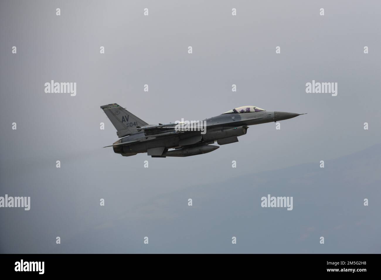 A ÉTATS-UNIS Le faucon de combat F-16C de la Force aérienne affecté à l'escadron de combat 555th prend son envol pour des opérations d'emploi au combat Agile en Croatie à la base aérienne d'Aviano, en Italie, au 16 mars 2022. La 31st Fighter Wing Wing exécutera des opérations de routine Agile combat Employment avec des alliés croates pendant ce vol. De telles missions renforcent la disponibilité nécessaire pour relever tout défi potentiel en Europe du Sud-est. Banque D'Images