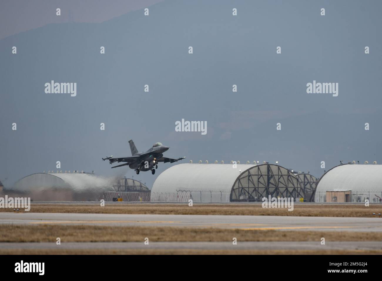 A ÉTATS-UNIS Le faucon de combat F-16 de la Force aérienne affecté à l'escadron de combat 555th prend son envol pour des opérations d'emploi au combat Agile en Croatie à la base aérienne d'Aviano, en Italie, au 16 mars 2022. L'objectif de l'ACE est d'exécuter la capacité d'employer des équipements et du personnel militaire multicapacités pour faire avancer des lieux et, à ces endroits, continuer à fournir des capacités de combat aux côtés de nos partenaires de l'OTAN. Banque D'Images