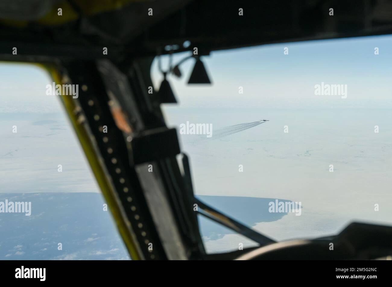 Un B-52H Stratostress affecté à l'escadron de la bombe expéditionnaire 69th de la RAF Fairford, en Angleterre, survole le Groenland 16 mars 2022. Le B-52s s'est envolé de Fairford à l'Amérique du Nord pour participer à un exercice allié pour évaluer nos défenses nationales. Banque D'Images
