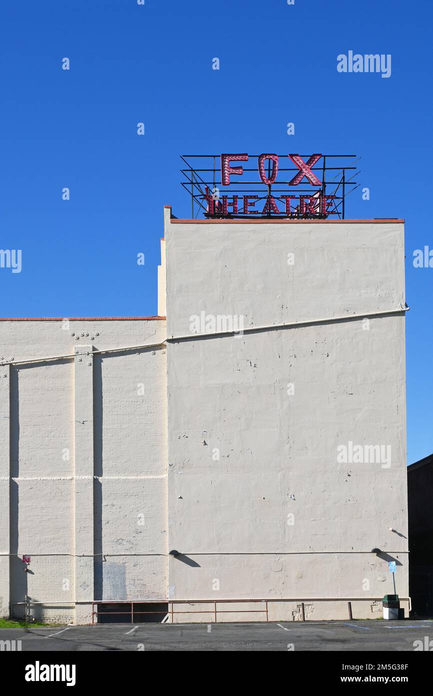 FULLERTON, CALIFORNIE - 21 DEC 2022 : le bâtiment historique du Fox Theatre et le panneau dans le centre-ville de Fullerton. Banque D'Images