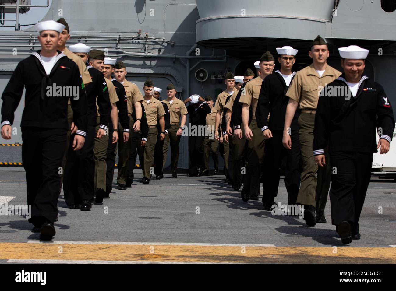 ÉTATS-UNIS Les Marines, avec l'unité expéditionnaire maritime 22nd, et les marins avec le navire d'assaut amphibie USS Kearsarge (LHD 3) se préparent à prendre les rails, en commençant leur déploiement en 2022, 16 mars 2022. Le MEU de 22nd, en collaboration avec le Kearsarge amphibie Ready Group, sert de force expéditionnaire de réponse en cas de crise en mer, capable de mener des missions amphibies sur toute la gamme des opérations militaires. Banque D'Images