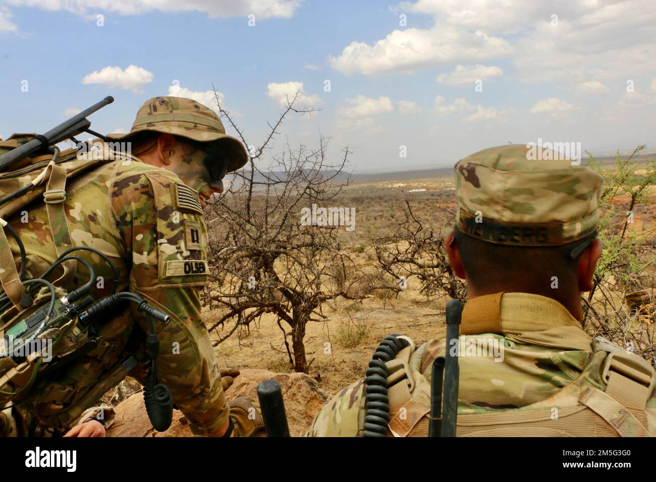 ÉTATS-UNIS Le capitaine de l'armée Nils A. Olsen, commandant de la compagnie, 1st Bataillon, 503rd Infantry Regiment, 173rd Airborne Brigade, discute de la zone d'engagement de l'ennemi avec le 2nd Lt. Kyle Weinberg, chef de peloton, 1st Bataillon, 503rd Infantry, 173rd Airborne Brigade, Au cours de la dernière activité de formation de l'exercice Accord justifié, 16 mars 2022. L'exercice d'un accord justifié permet aux États-Unis et à nos partenaires africains de soutenir une paix et une stabilité durables dans la région. Plus de 800 membres du personnel ont participé à l'exercice, qui comprenait un exercice multinational de formation sur le terrain et un exercice de poste de commandement du 28 février au mois de mars Banque D'Images