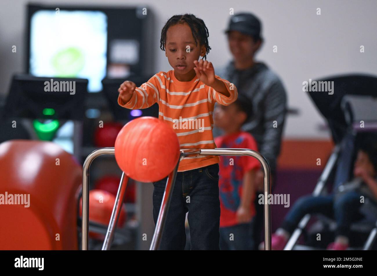 Christian Ingram laisse aller d'un bowling lors d'un événement Hearts Apart à la base aérienne de Hanscom, Mass., 16 mars. Le programme Hearts Apart d'Airman and Family Readiness Center offre aux familles de personnel temporaire déployé ou prolongé des activités sociales qui leur permettent de se réunir, de construire des amitiés et de soulager la tension de la séparation de leurs proches. Pour obtenir de plus amples renseignements, communiquez avec Le Crf De L'A&FRC au 781-225-2765. (É.-U. Photo de la Force aérienne Todd Maki) Banque D'Images